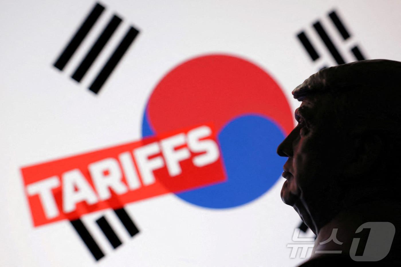 3D 프린터로 제작된 도널드 트럼프 미국 대통령 모형 뒤로 태극기와 &#39;관세&#39;라는 단어가 나오는 일러스트. 2025.07.23 ⓒ 로이터=뉴스1 ⓒ News1 김지완 기자