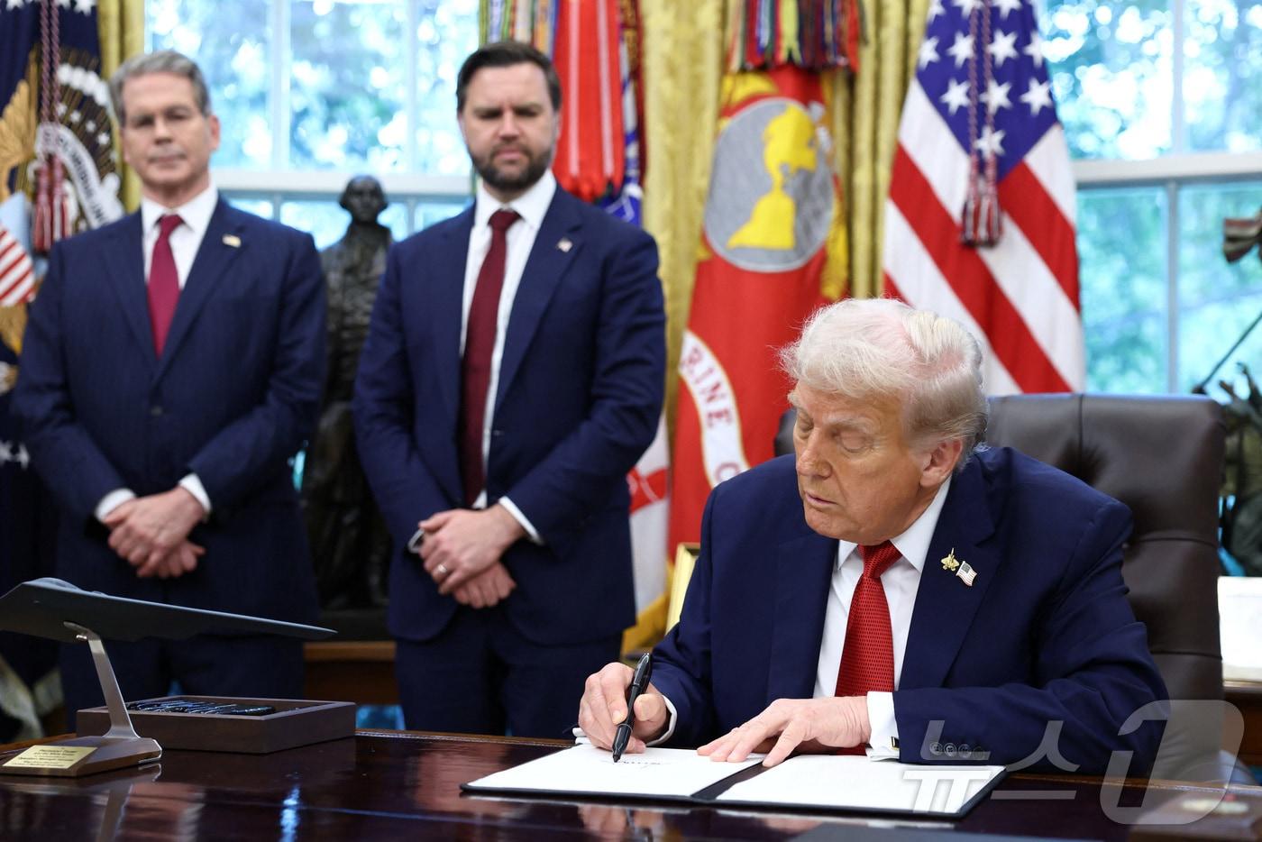 25일&#40;현지시간&#41; 도널드 트럼프 미국 대통령이 백악관에서 틱톡의 미국 운영권을 매각하는 내용의 행정명령에 서명하고 있다. 2025.09.25 ⓒ 로이터=뉴스1 ⓒ News1 김지완 기자