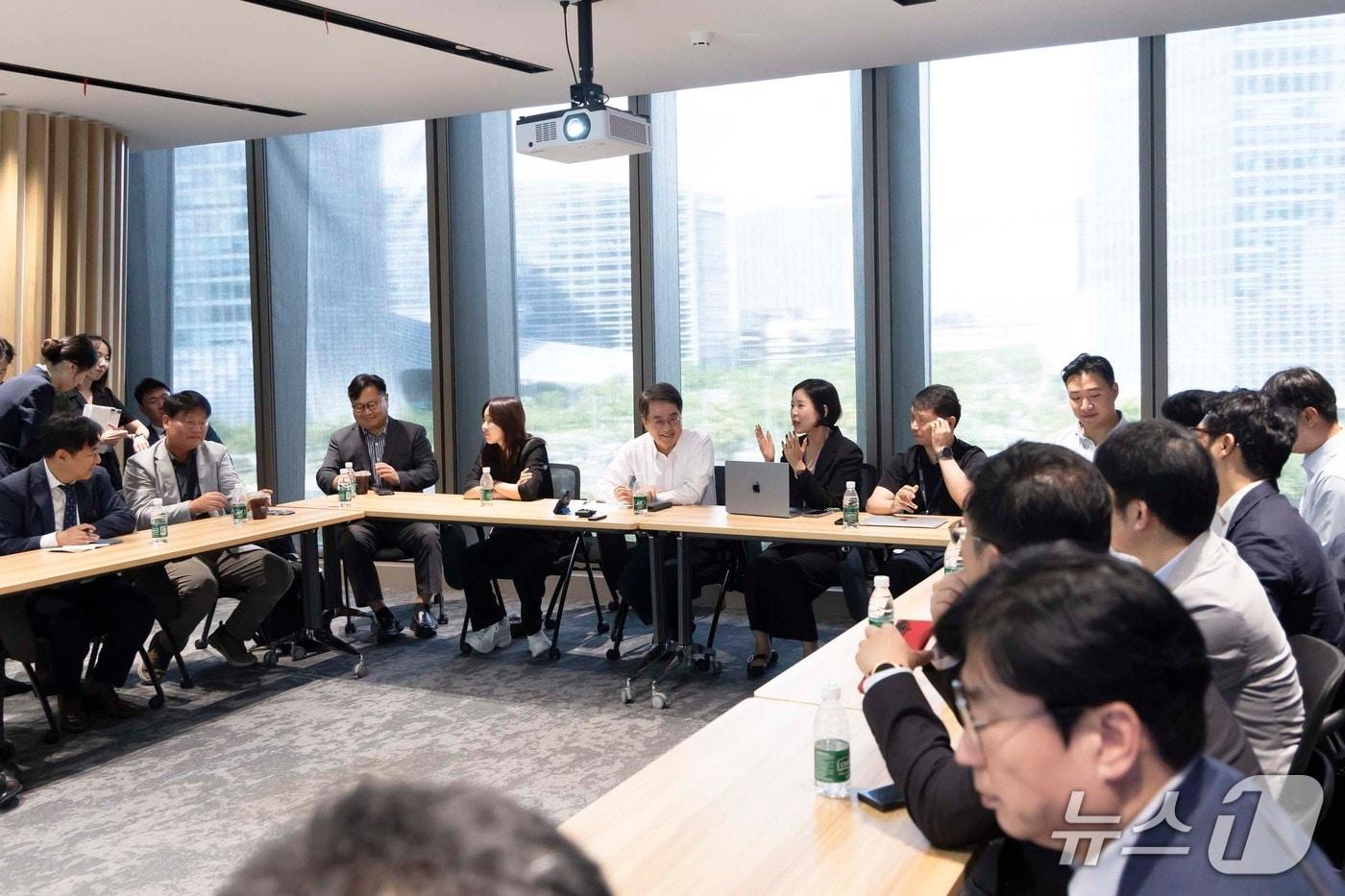 25일 오전 상하이 텐센트 지사를 방문한 김동연 경기도지사, 경기도 AI 리더스 동행기업이 텐센트 관계자들과 대화를 나누고 있다.&#40;경기도 제공. 재판매 및 DB금지&#41;