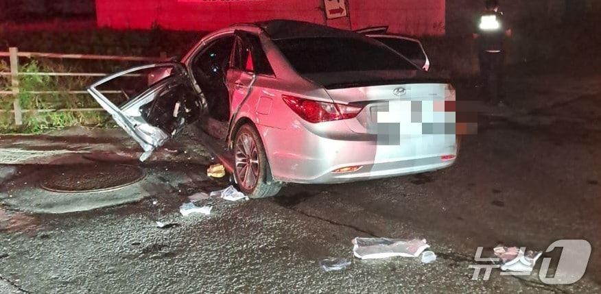 본문 이미지 - 군산 승용차 충돌 사고 현장. (전북소방 제공. 재판매 및 DB금지)