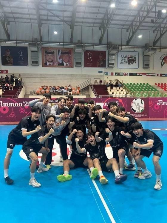 본문 이미지 - 한국 남자 U17 핸드볼 대표팀이 1회 아시아선수권에서 준우승을 차지했다. &#40;대한핸드볼협회 제공&#41;