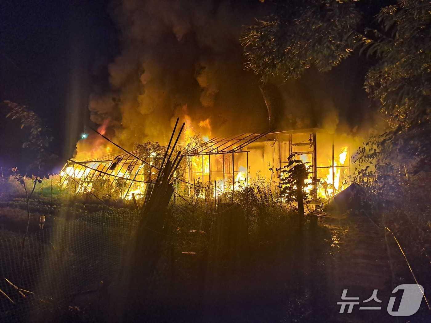 본문 이미지 - 강원 강릉 죽헌동 비닐하우스 화재 현장.(강원도소방본부 제공, 재판매 및 DB금지)