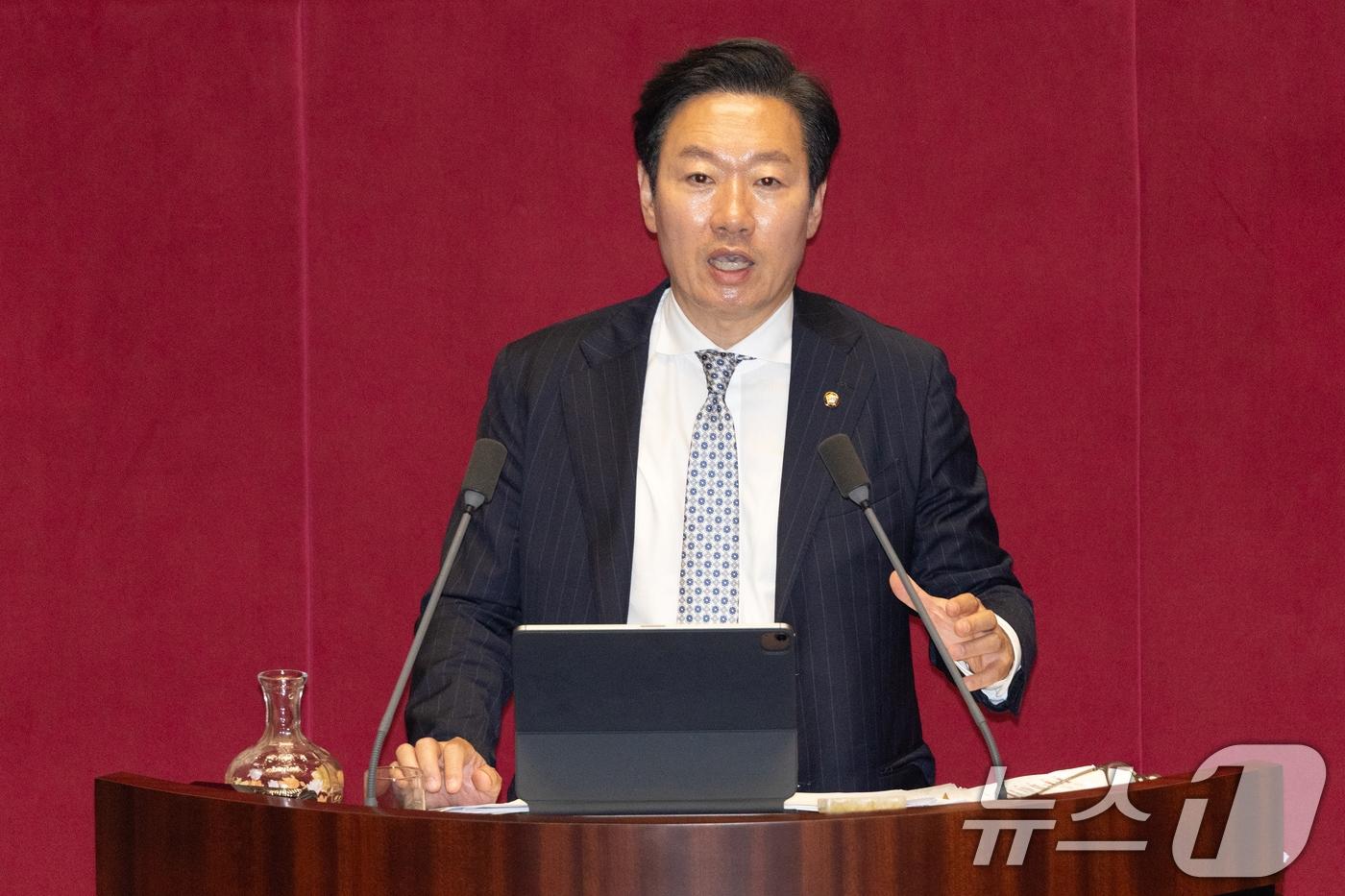 박수민 국민의힘 의원이 지난 25일 서울 여의도 국회에서 열린 제 429회 국회(정기회) 제9차 본회의에서 정부조직법 일부개정법률안(대안)에 대한 무제한 토론(필리버스터)을 하고 있다. 2025.9.26/뉴스1 ⓒ News1 이승배 기자