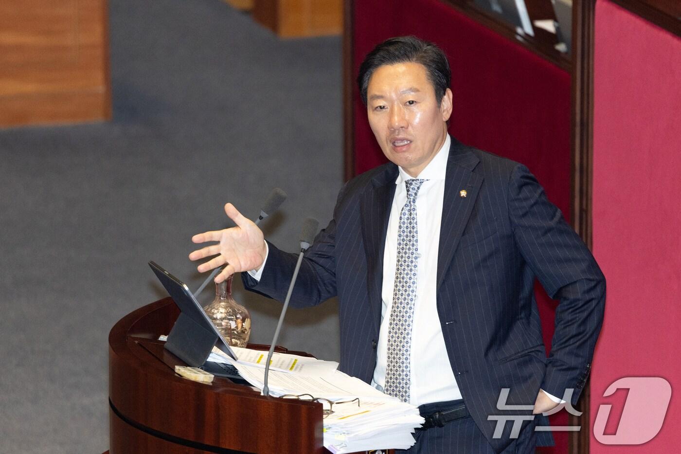 박수민 국민의힘 의원이 25일 서울 여의도 국회에서 열린 제 429회 국회&#40;정기회&#41; 제9차 본회의에서 정부조직법 일부개정법률안&#40;대안&#41;에 대한 무제한 토론&#40;필리버스터&#41;을 하고 있다. 2025.9.26/뉴스1 ⓒ News1 이승배 기자