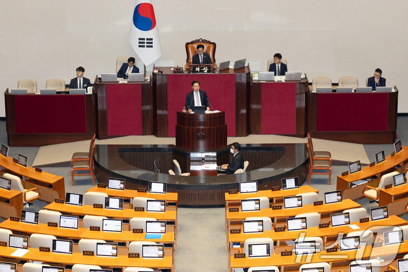 박수민 국민의힘 의원이 26일 서울 여의도 국회에서 열린 제 429회 국회(정기회) 제9차 본회의에서 정부조직법 일부개정법률안(대안)에 대한 무제한 토론(필리버스터)을 하고 있다. 2025.9.26/뉴스1 ⓒ News1 이승배 기자