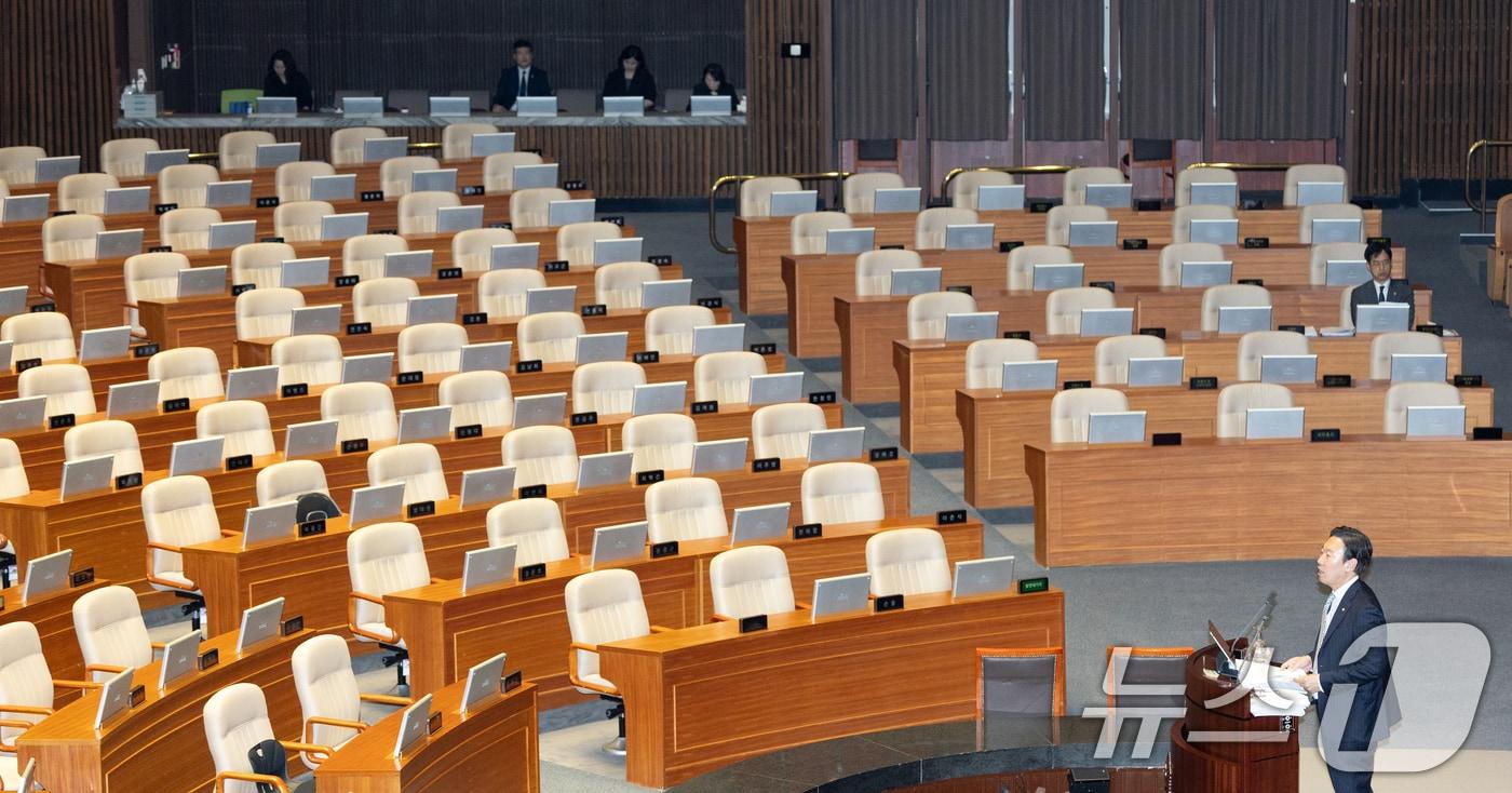 박수민 국민의힘 의원이 25일 서울 여의도 국회에서 열린 제 429회 국회&#40;정기회&#41; 제9차 본회의에서 정부조직법 일부개정법률안&#40;대안&#41;에 대한 무제한 토론&#40;필리버스터&#41;을 하고 있다. ⓒ News1 이승배 기자