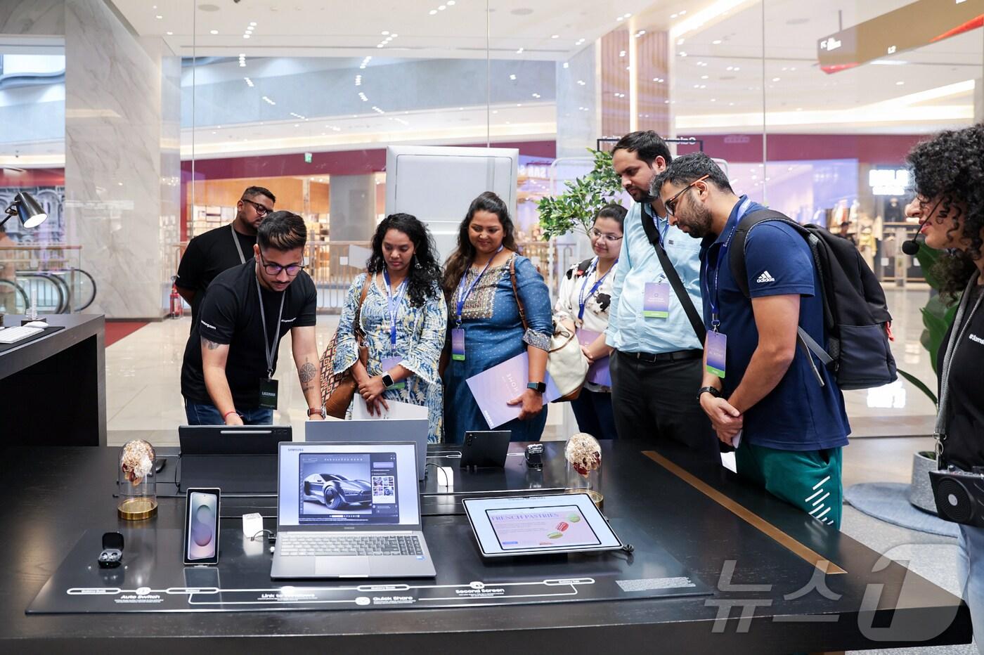 삼성전자가 인도 뭄바이에 위치한 삼성 BKC 플래그십 스토어에서 현지 미디어와 거래선을 대상으로 최신 \'AI 홈\'의 차별화된 고객 경험을 소개하고 있다.(삼성전자 제공) ⓒ News1 최동현 기자