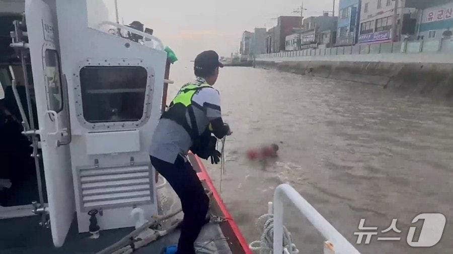 본문 이미지 - 26일 오전 6시 50분께 군산시 해망동 동백대교 인근 해상에서 10대 남녀가 물에 빠져 해경이 구조 작업을 벌이고 있다.(군산해경 제공. 재판매 및 DB금지)