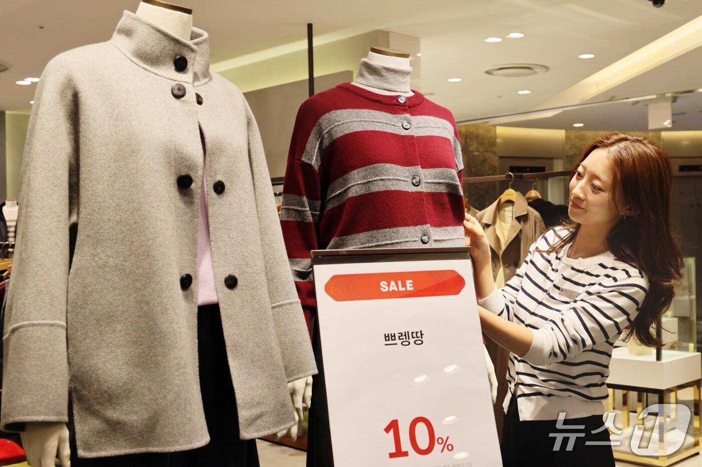 대구지역 롯데백화점이 오는 10월12일까지 가을 정기세일을 진행한다. 사진은 대구점 3층 한 매장 직원이 가을 정기세일 고지물을 준비하는 모습.&#40;롯데백화점 제공. 재판매 및 DB 금지&#41;