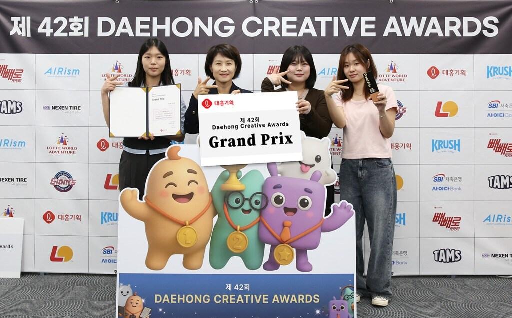 본문 이미지 - 대홍기획 DCA 시상식(왼쪽에서 두 번째 대홍기획 김덕희 대표이사).(대홍기획 제공)