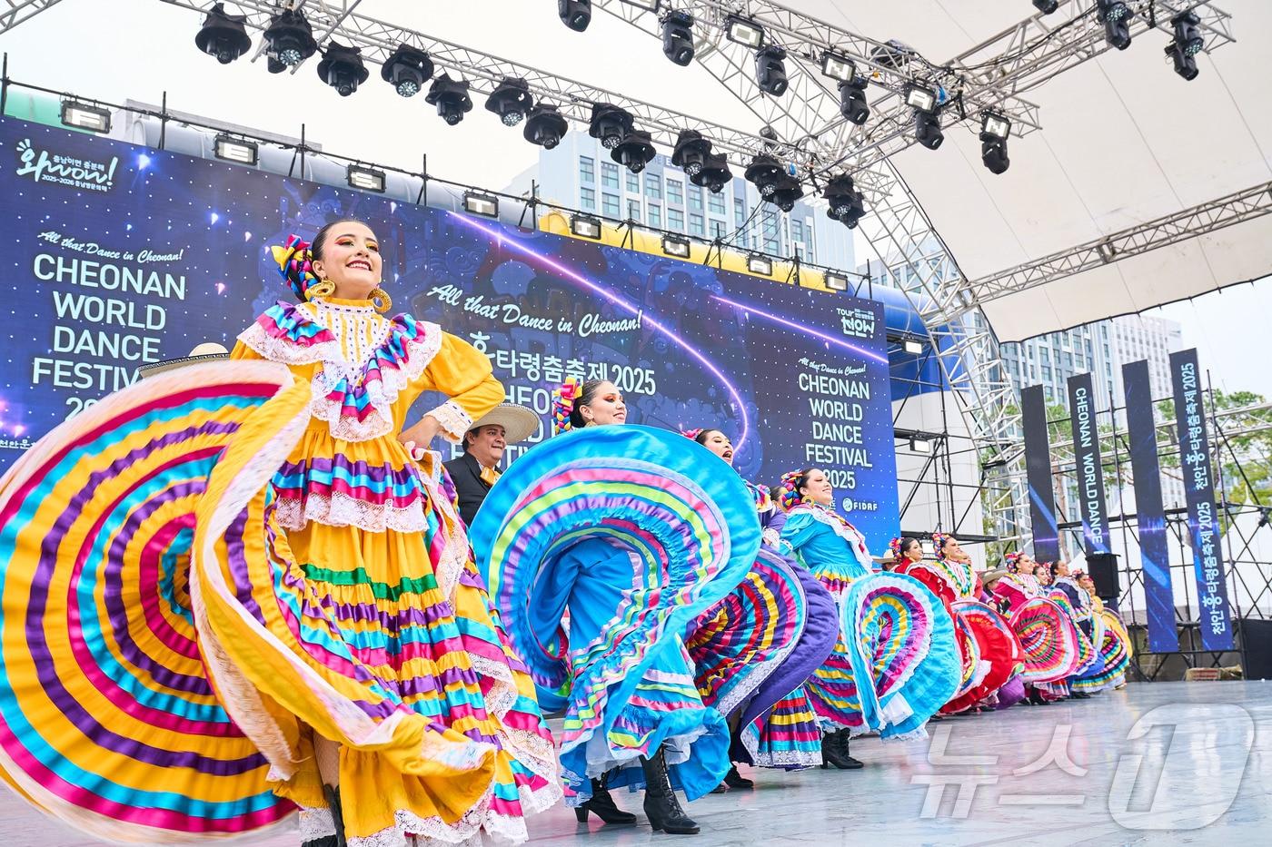 지난 25일 천안종합운동장 주무대에서 열린 '천안흥타령춤축제 2025’ 국제춤대회에서 멕시코 참가팀이 공연하고 있다. (천안시청 제공. 재판매 및 DB금지) 2025.9.26/뉴스1 ⓒ News1 이시우 기자