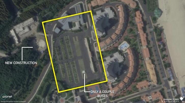 본문 이미지 - 지난 9월 15일 '플래닛 랩스'(Planet Labs)가 촬영한 원산 갈마 리조트의 북쪽에 위치한  버스 주차장의 위성 사진. 앞서 7·8월 촬영된 사진들은 대형 버스와 차들이 가득 채워졌지만 이제는 비어 있는 모습. (NK뉴스 갈무리)