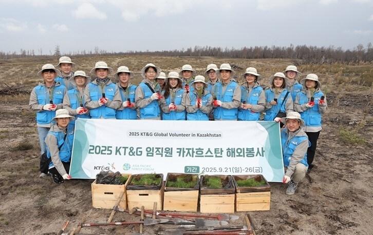 본문 이미지 - KT&G가 카자흐스탄의 산불 피해 지역 복구를 위해 임직원 봉사활동을 진행했다고 26일 밝혔다. (KT&G 제공)