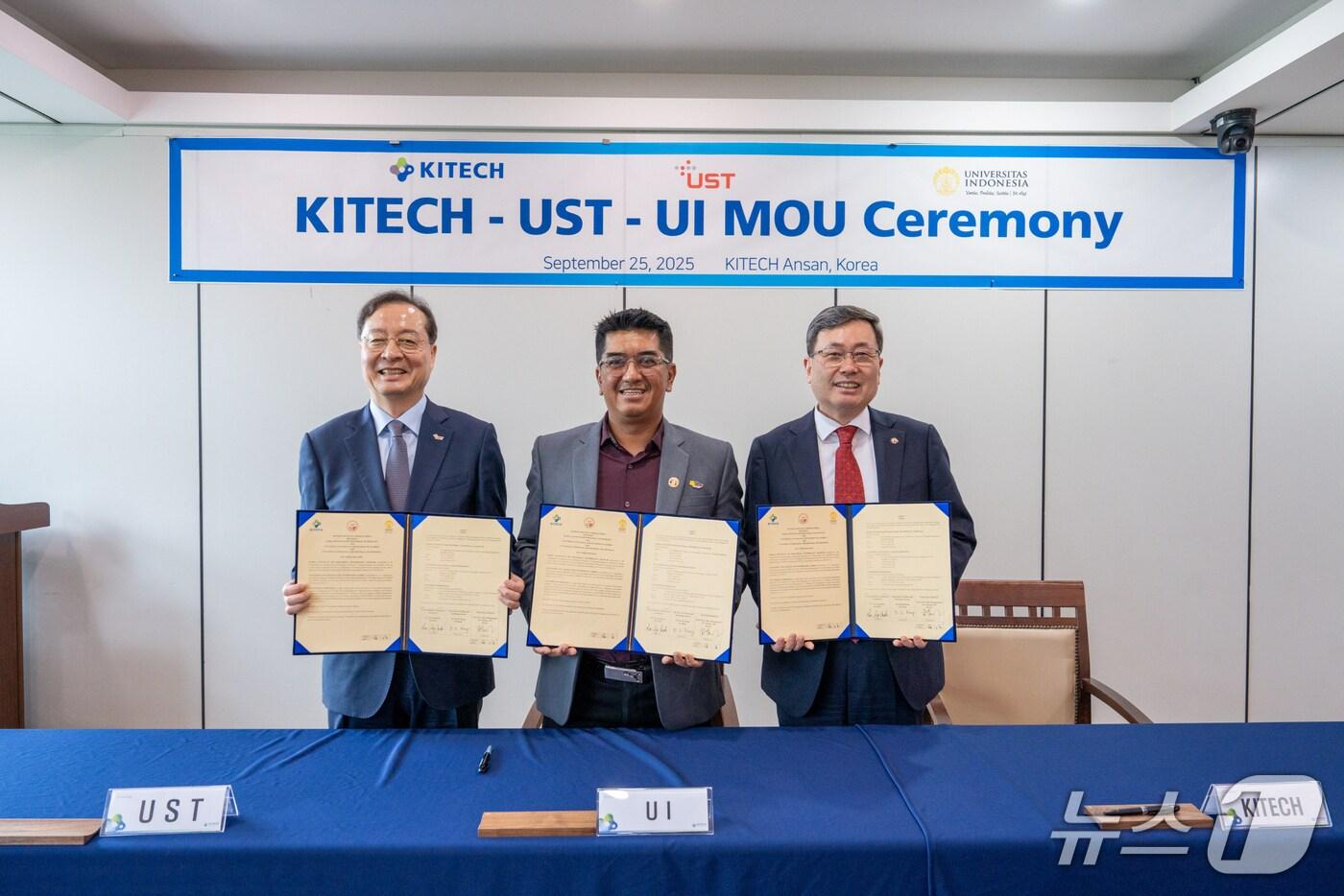 강대임 UST 총장(왼쪽)과 헤리 헤르만샤 UI 총장(가운데), 이상목 생기원장이 25일 과학기술 분야 글로벌 인재양성 협력 강화를 위한 업무협약을 체결하고 기념사진을 촬영하고 있다.(UST 제공) /뉴스1