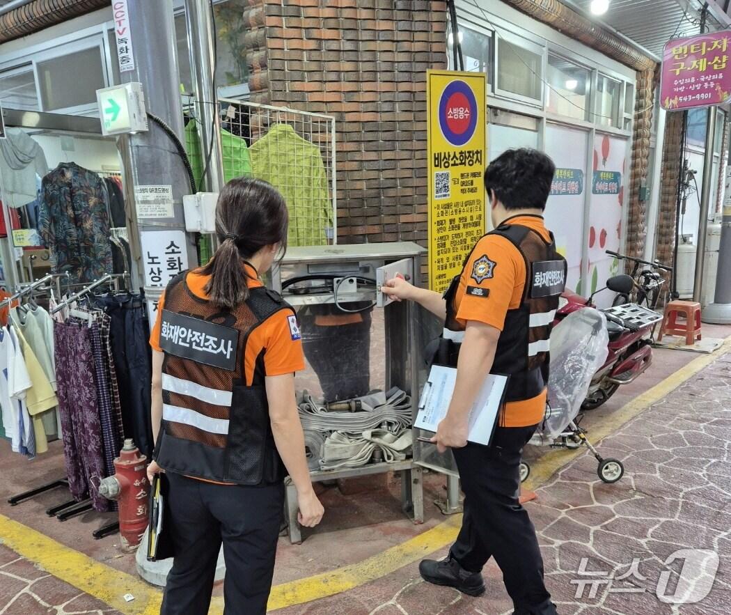 본문 이미지 - 다중 이용시설 안전점검 장면  (보은군 제공. 재판매 및 DB금지) /뉴스1