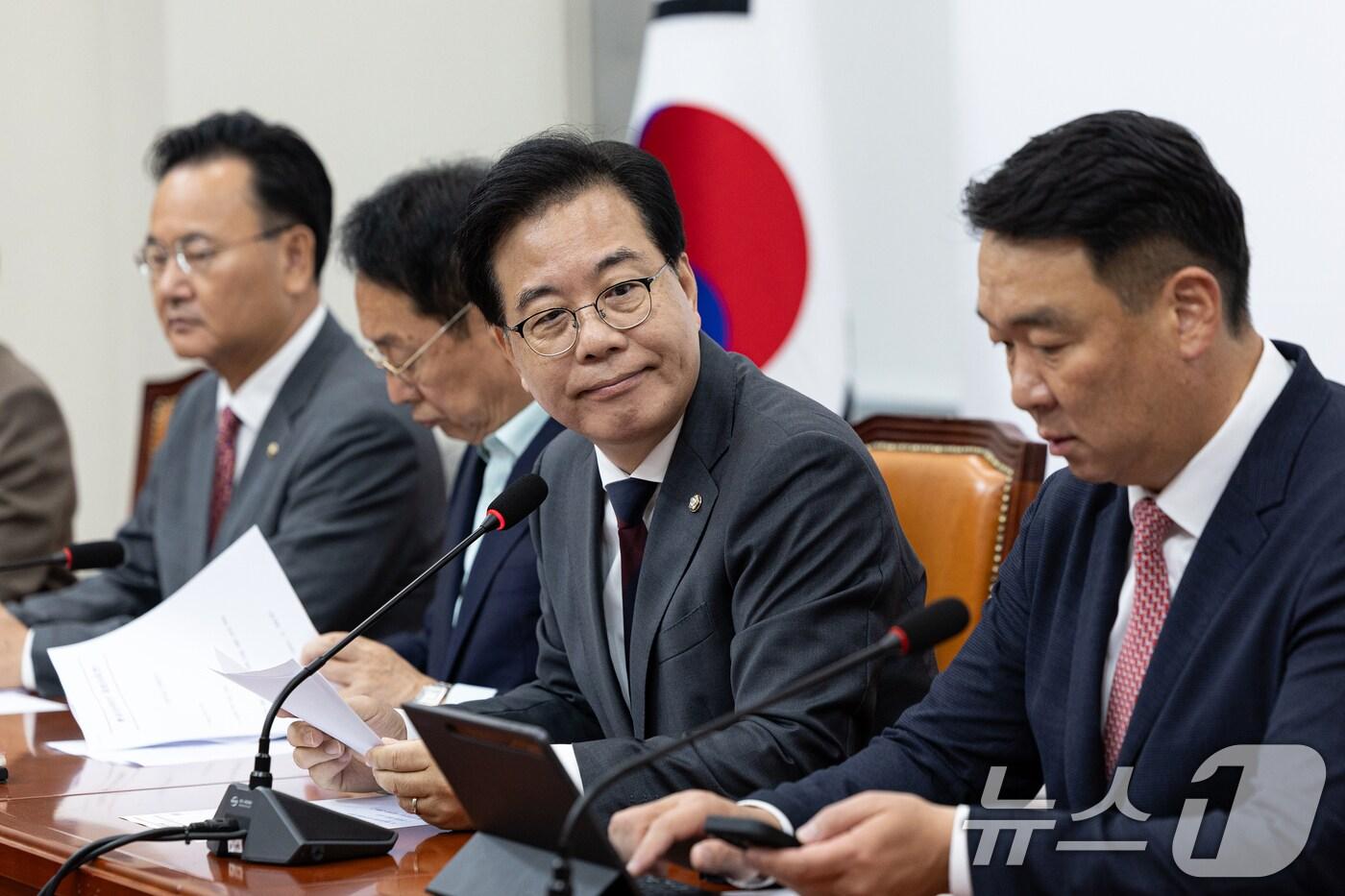 본문 이미지 - 송언석 국민의힘 원내대표가 26일 서울 여의도 국회에서 열린 원내대책회의에 참석하고 있다. ⓒ News1 이승배 기자