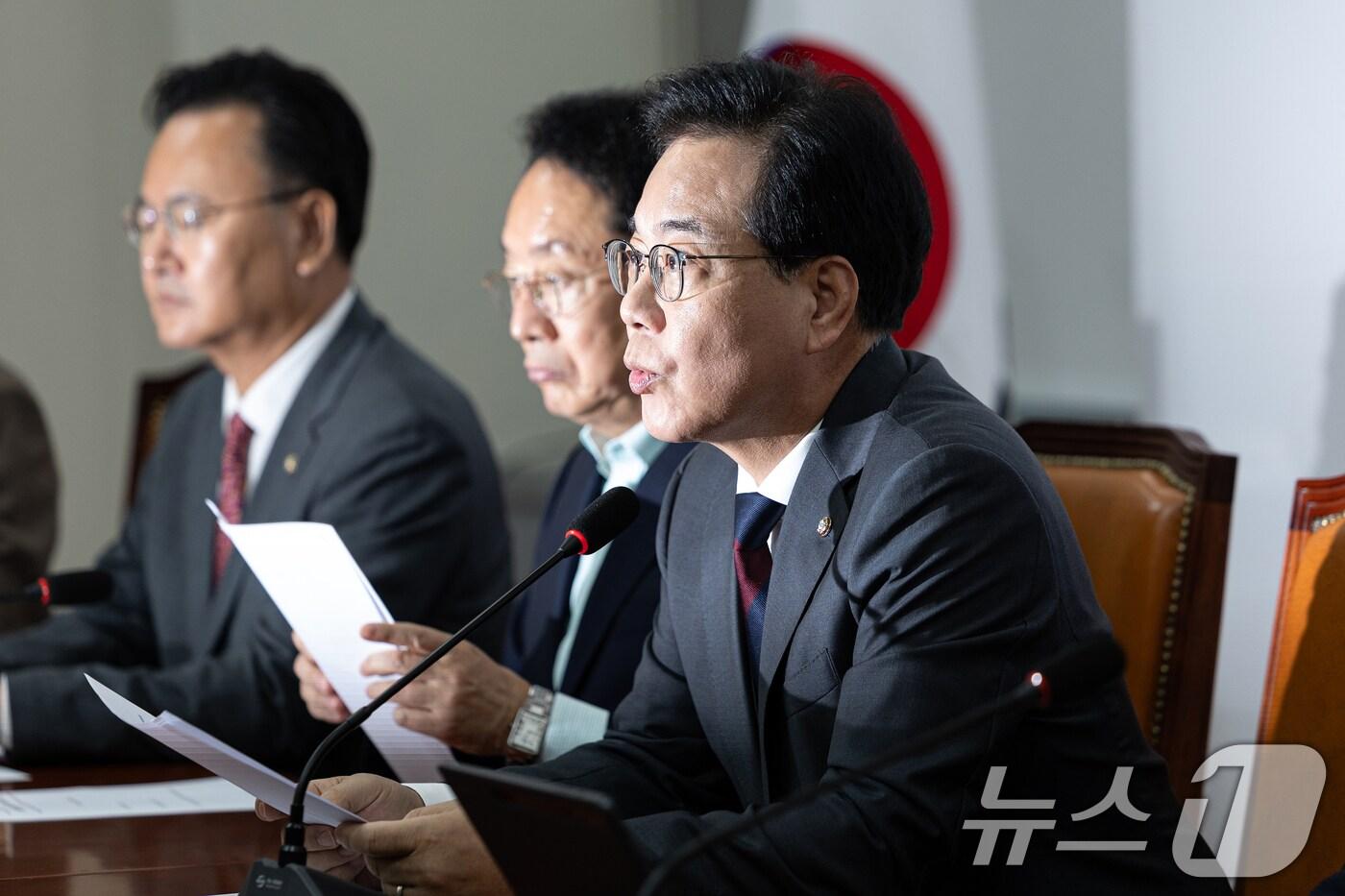 송언석 국민의힘 원내대표가 26일 서울 여의도 국회에서 열린 원내대책회의에서 모두발언하고 있다. 2025.9.26/뉴스1 ⓒ News1 이승배 기자