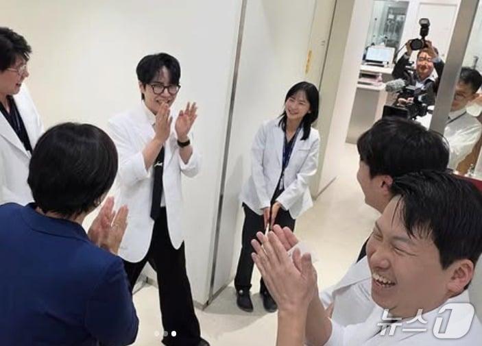 본문 이미지 - 송미령 농식품부 장관은 25일 넬동물의료센터를 찾아 의료진을 격려했다&#40;장관 인스타그램 갈무리&#41;. ⓒ 뉴스1