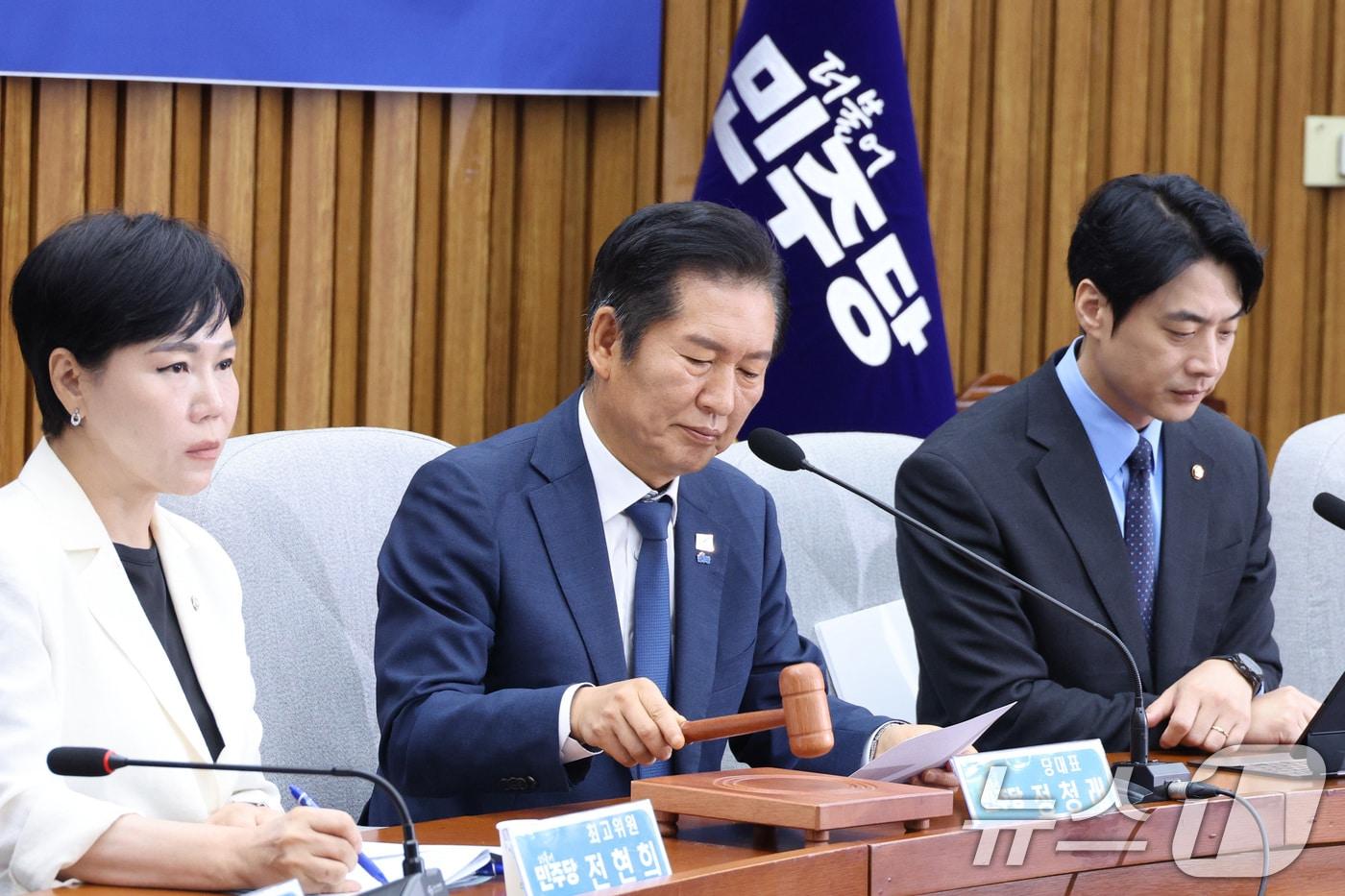 정청래 더불어민주당 대표가 지난 26일 서울 여의도 국회에서 열린 민주당 확대간부회의에서 의사봉을 두드리고 있다. 2025.9.26/뉴스1 ⓒ News1 신웅수 기자