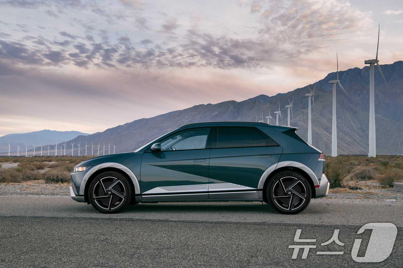 현대차그룹은 미국 유력 자동차 평가 전문 웹사이트인 &#39;카즈닷컴&#39;이 지난 18일에 발표한 &#39;2026 전기차 톱 픽&#39;에서 3개 부문에 2년 연속으로 선정됐다고 26일 밝혔다. 사진은 아이오닉5 모습. &#40;현대차 제공. 재판매 및 DB 금지&#41; 2025.9.26/뉴스1