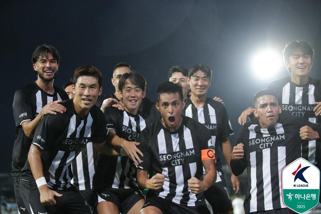 본문 이미지 - K리그2 12경기 무패행진 중인 성남FC &#40;한국프로축구연맹 제공&#41;