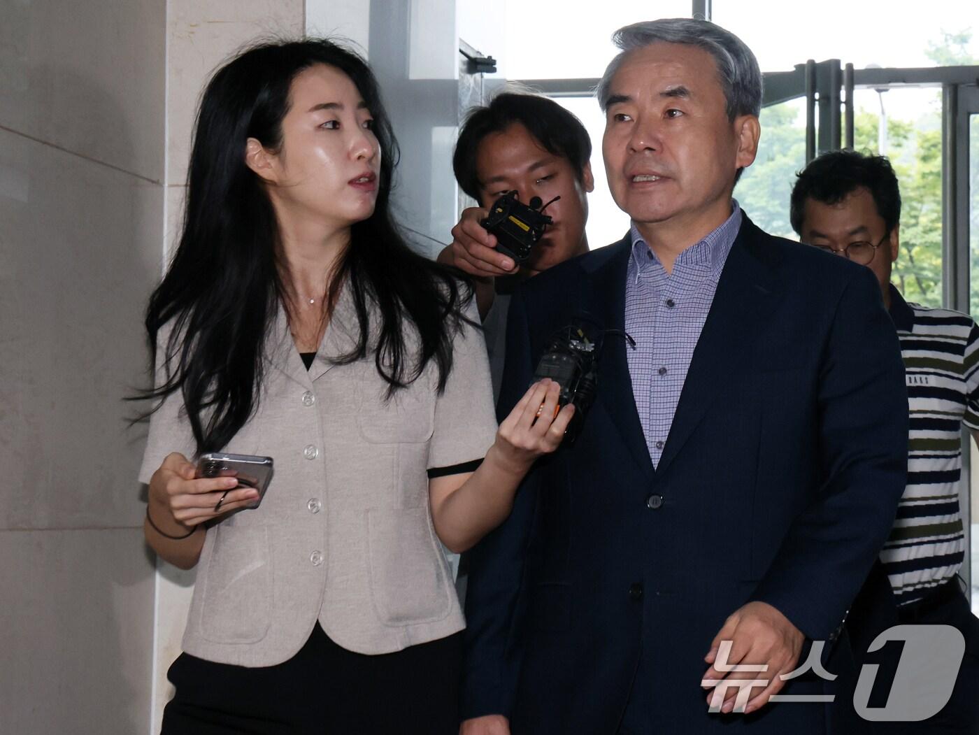 본문 이미지 - 이종섭 전 국방부 장관이 26일 오전 서울 서초구 순직 해병 특검&#40;특별검사 이명현&#41; 사무실에 조사를 받기 위해 피의자 신분으로 출석하고 있다. 2025.9.26/뉴스1 ⓒ News1 황기선 기자