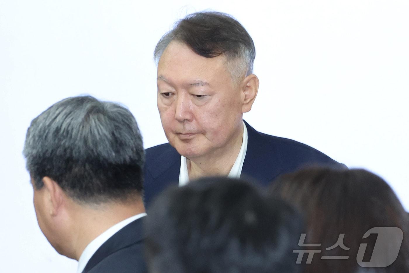 윤석열 전 대통령이 26일 서울 서초구 서울중앙지법에서 열린 특수공무집행방해, 직권남용 권리행사방해 등 혐의 사건 첫 공판에 출석하고 있다. 형사 법정에서 윤 전 대통령의 모습이 공개된 것은 지난 4월 내란 사건 재판 이후 약 5개월 만이다. 2025.9.26/뉴스1 ⓒ News1 사진공동취재단