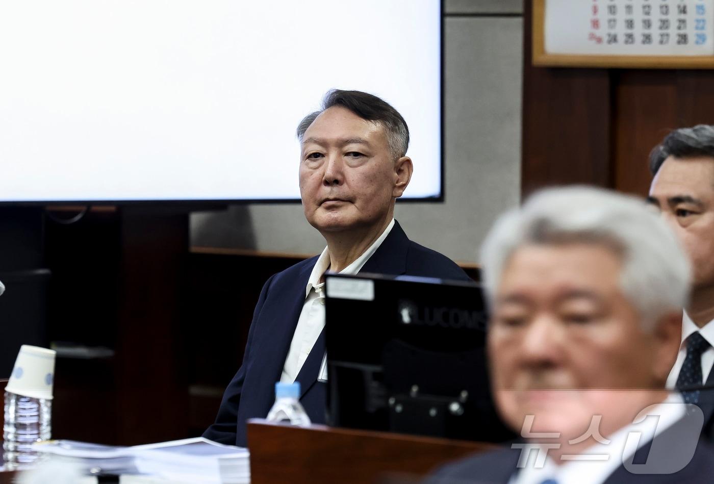 윤석열 전 대통령이 지난달 26일 서울 서초구 서울중앙지법에서 열린 특수공무집행방해, 직권남용 권리행사방해 등 혐의 사건 첫 공판에 출석하고 있다./뉴스1 ⓒ News1 사진공동취재단