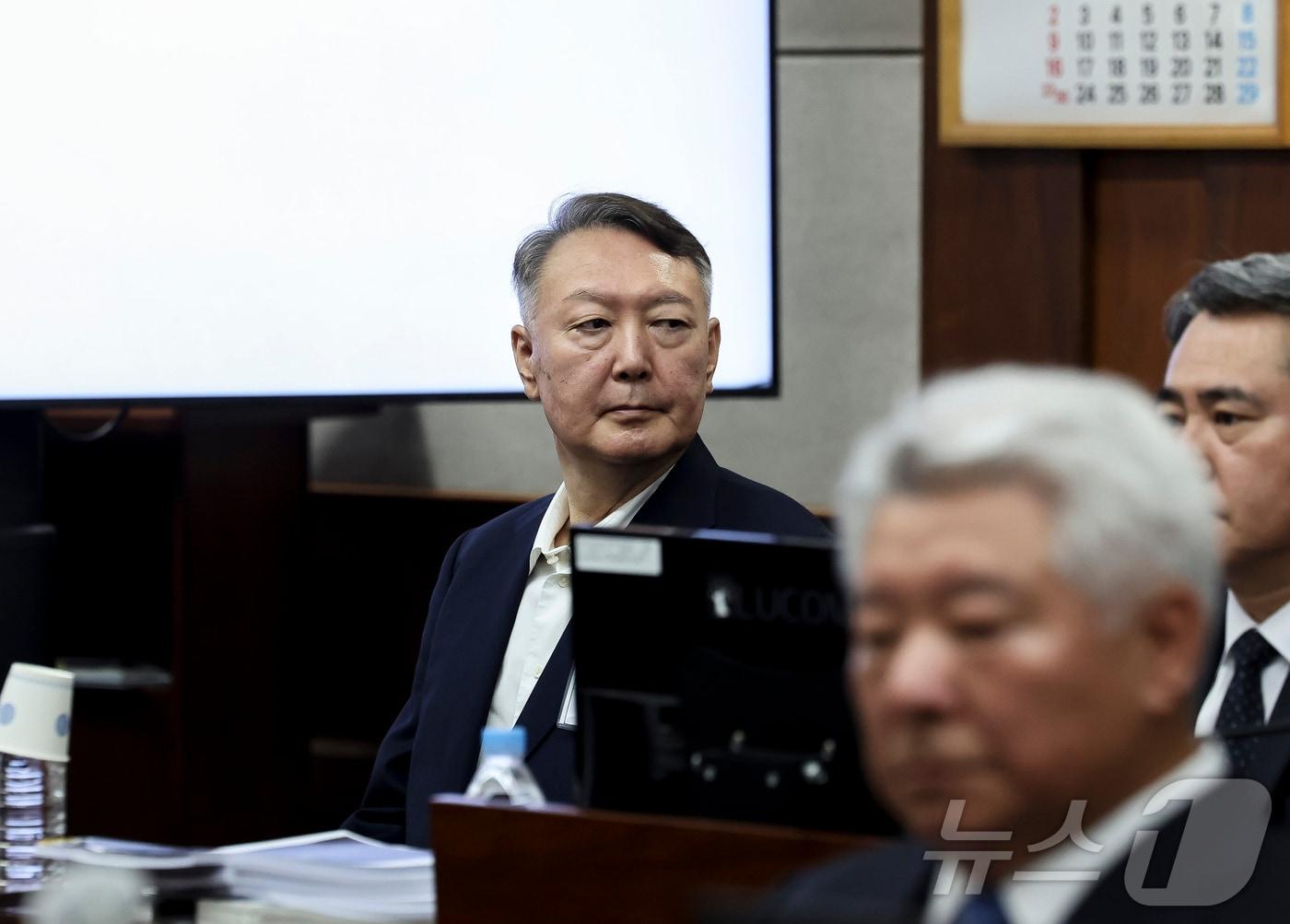 본문 이미지 - 윤석열 전 대통령이 26일 서울 서초구 서울중앙지법에서 열린 특수공무집행방해, 직권남용 권리행사방해 등 혐의 사건 첫 공판에 출석하고 있다. 형사 법정에서 윤 전 대통령의 모습이 공개된 것은 지난 4월 내란 사건 재판 이후 약 5개월 만이다. 2025.9.26/뉴스1 ⓒ News1 사진공동취재단