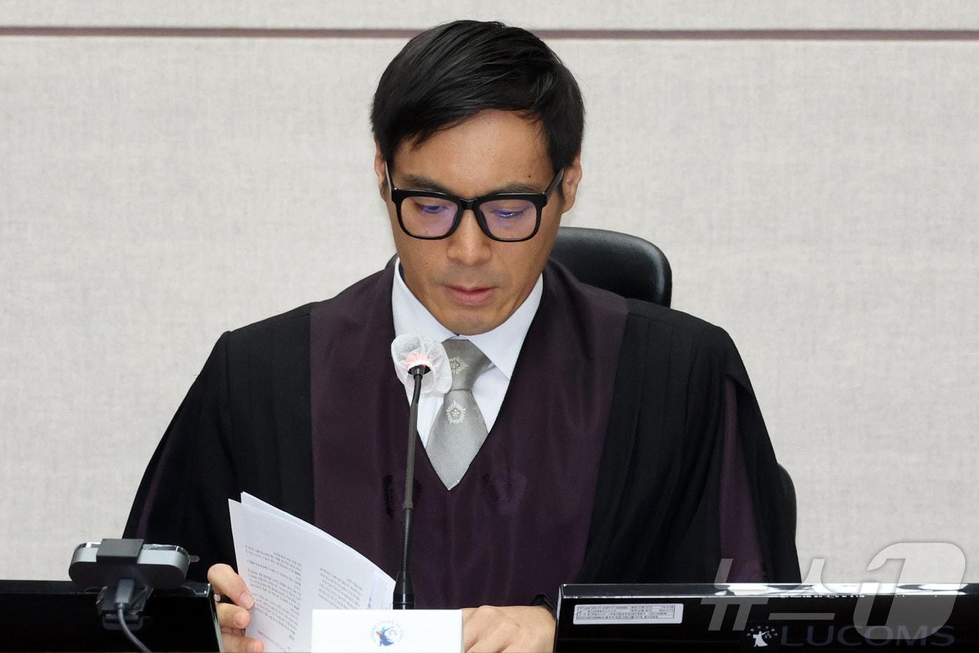 본문 이미지 - 윤석열 전 대통령의 특수공무집행방해, 직권남용 권리행사방해 등 혐의 사건 첫 공판이 열린 26일 서울 서초구 서울중앙지법에서 백대현 부장판사가 자료를 살펴보고 있다. 2025.9.26/뉴스1 ⓒ News1 사진공동취재단