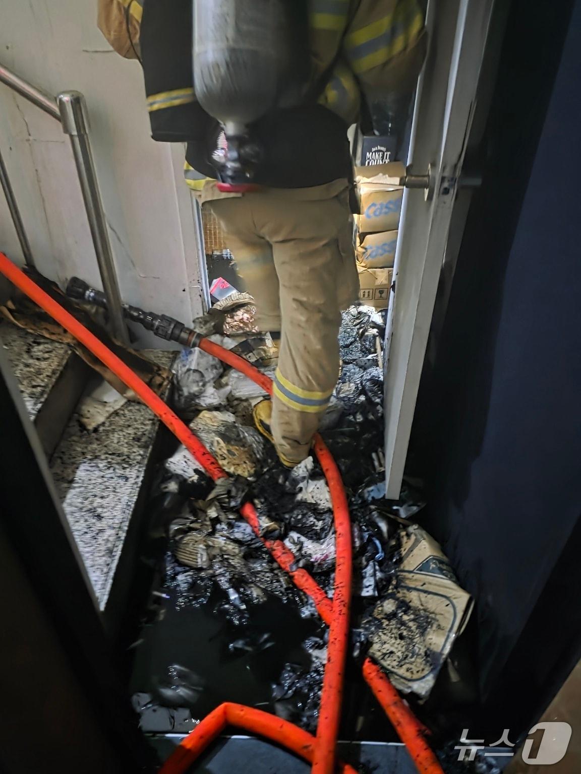 본문 이미지 - 지난 12일 화재가 발생한 강남구 학동로의 한 빌딩 내부 현장.(강남경찰서 논현1파출소 제공)