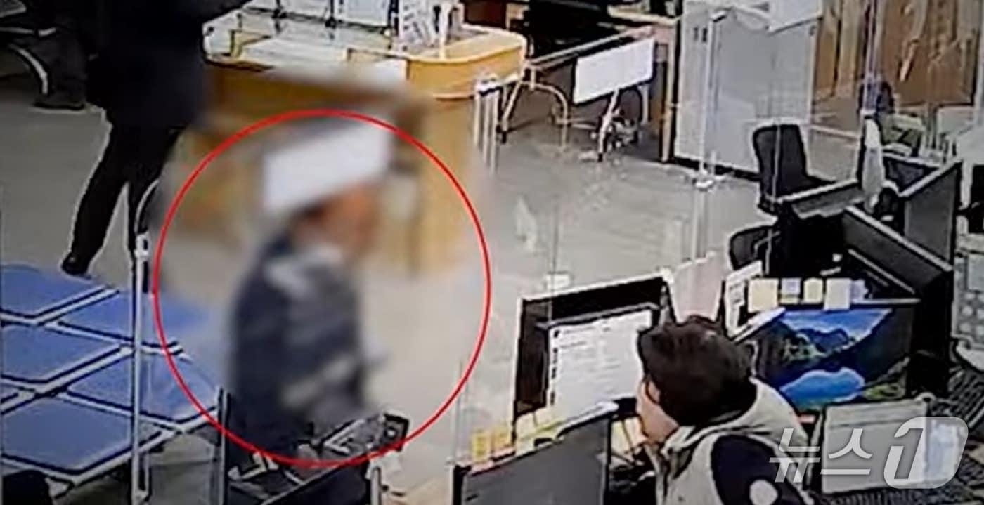 살인미수 혐의를 받고 16년 전 도주한 이 모 씨가 지난 3월 17일 서울 구로경찰서 민원실을 찾아 운전면허를 갱신하려다 신원을 확인한 경찰에 의해 검거됐다. &#40;서울경찰청 제공&#41;