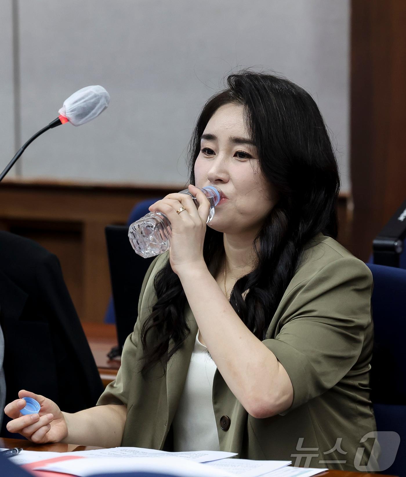 본문 이미지 - 윤석열 전 대통령 법률대리인단인 김계리 변호사가 지난 26일 서울 서초구 서울중앙지방법원에서 열린 윤 전 대통령에 대한 '특수공무 집행 방해, 직권남용 권리행사 방해 혐의' 첫 재판에 출석해 물을 마시고 있다. 2025.9.26/뉴스1 ⓒ News1 사진공동취재단