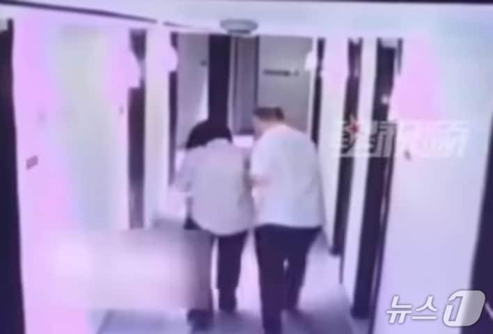 본문 이미지 - A 씨를 안고 호텔 방에 들어가는 왕 씨의 모습이 CCTV에 포착됐다. &#40;유튜브 갈무리&#41;