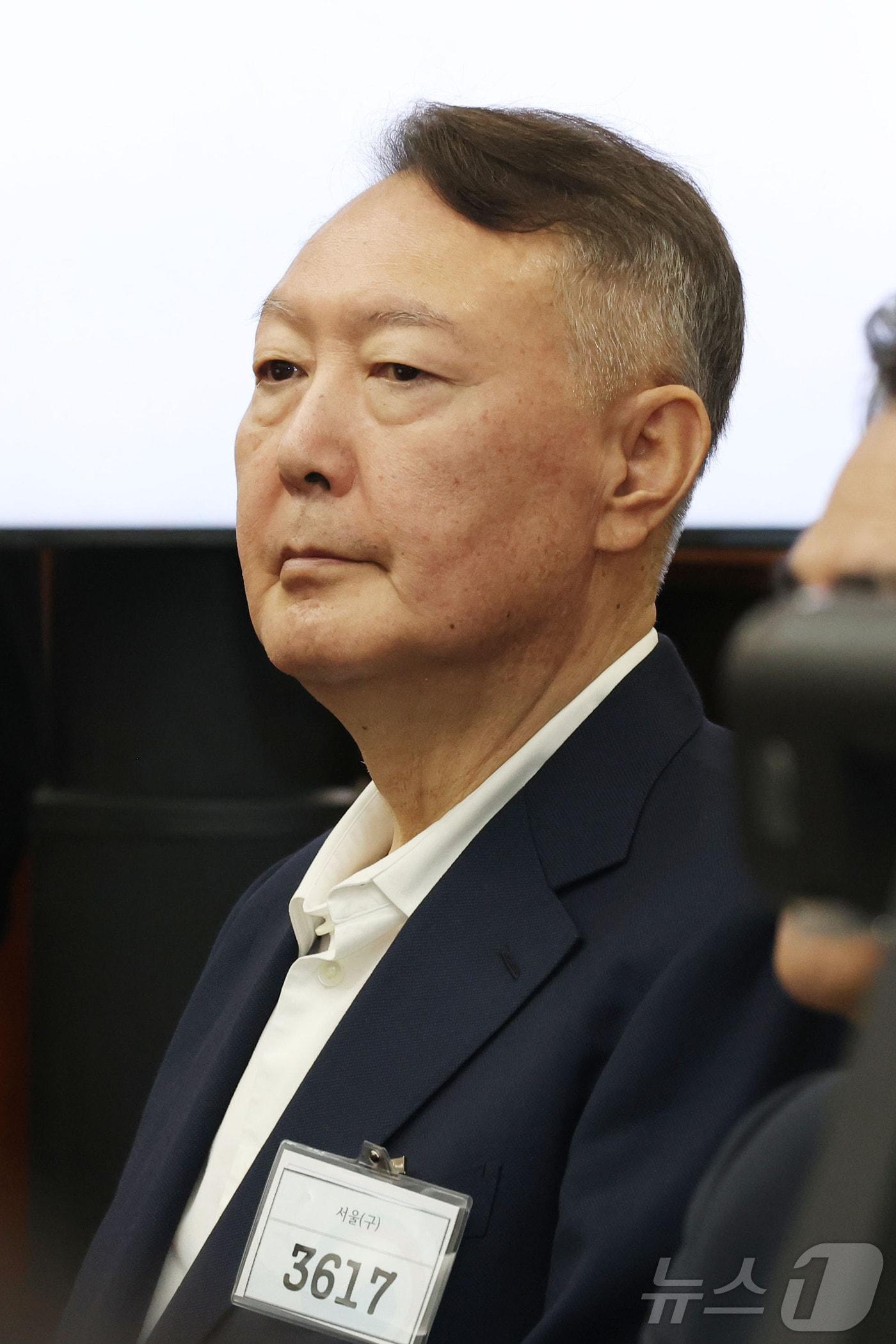 본문 이미지 - 윤석열 전 대통령이 26일 서울 서초동 서울중앙지법에서 열린 특수공무집행방해 혐의 재판에 출석해 자리하고 있다. 2025.9.26/뉴스1 ⓒ News1 사진공동취재단