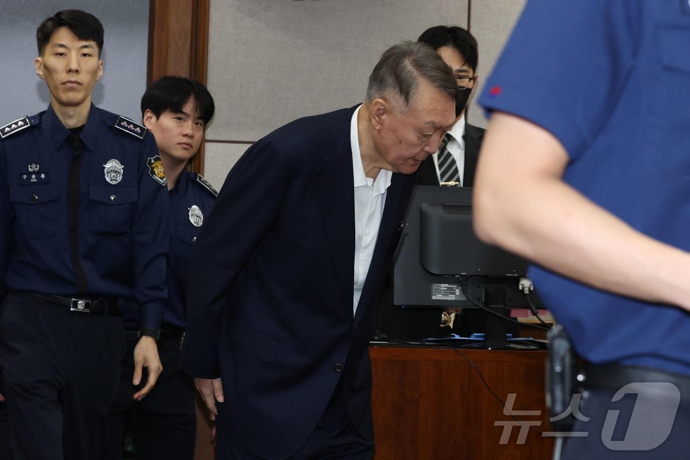 윤석열 전 대통령이 26일 서울 서초동 서울중앙지법에서 열린 특수공무집행방해 혐의 재판에 출석하고 있다./뉴스1 ⓒ News1 사진공동취재단