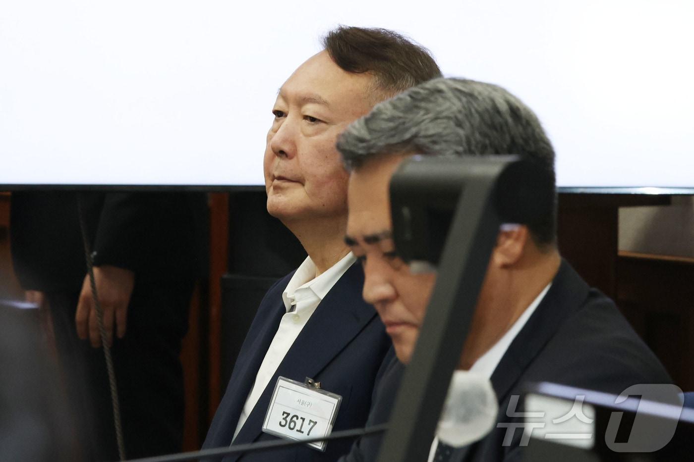 윤석열 전 대통령이 지난 9월 26일 서울 서초동 서울중앙지법에서 열린 특수공무집행방해 혐의 재판에 출석해 자리하고 있다. 윤 전 대통령 왼쪽은 송진호 변호사.  2025.9.26/뉴스1 ⓒ News1 사진공동취재단