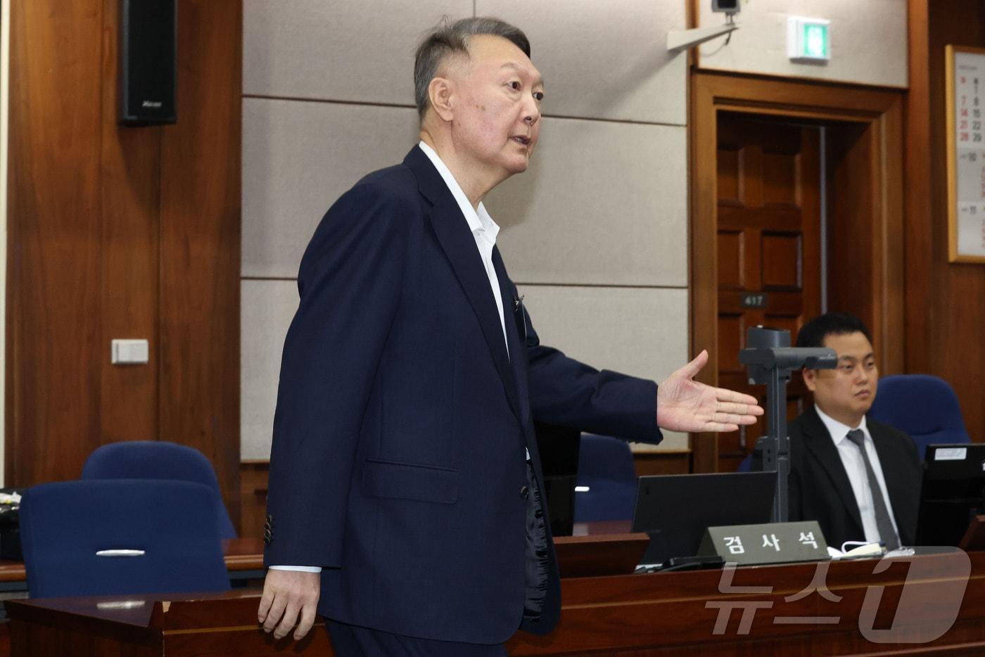 윤석열 전 대통령이 26일 서울 서초동 서울중앙지법에서 열린 특수공무집행방해 혐의 재판에 출석하고 있다. 2025.9.26/뉴스1 ⓒ News1 사진공동취재단