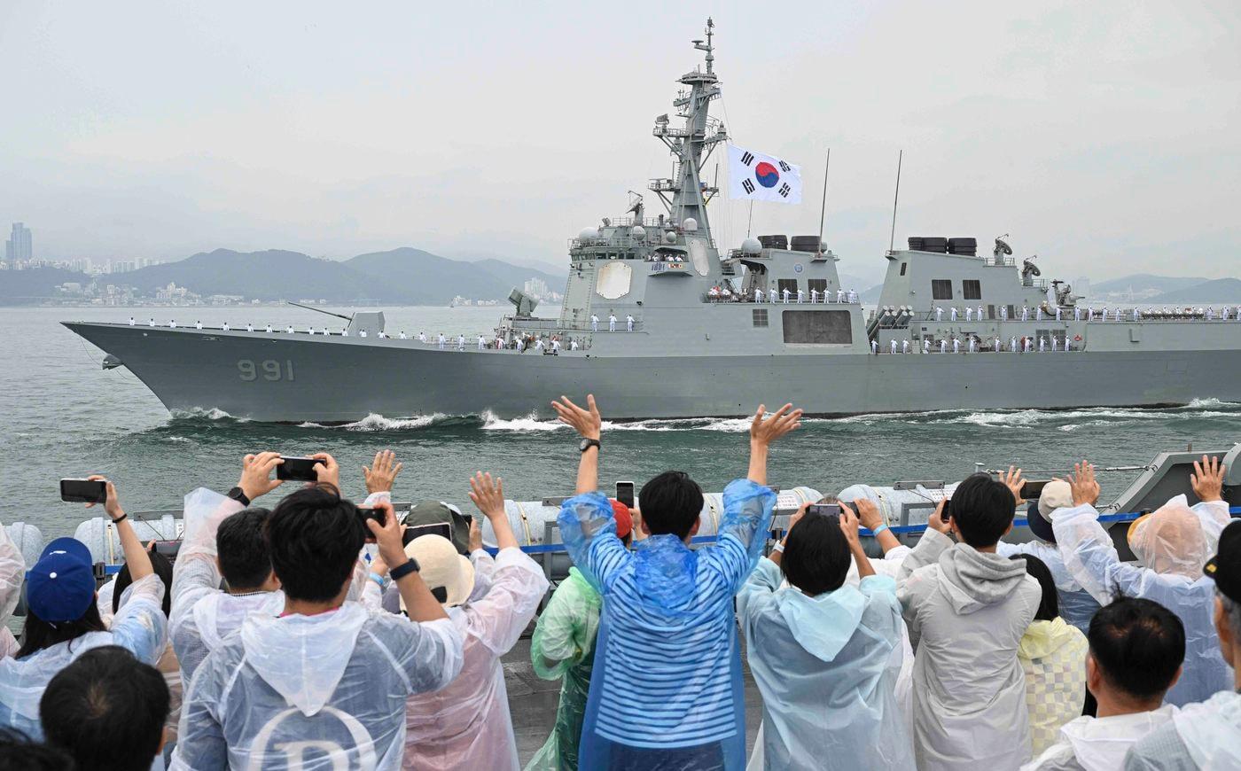 25일 부산 인근 해상에서 개최된 &#39;2025 대한민국해군 관함식&#39;에서 대형수송함 마라도함에 편승한 국민 참여단이 해군 함정들이 실시하는 해상사열을 관람하고 있다.&#40;해군 제공&#41;