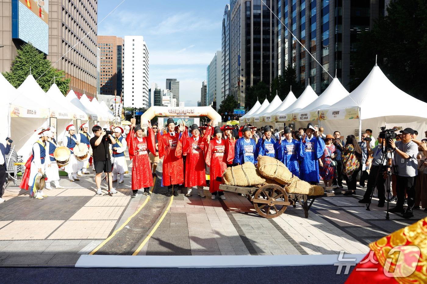 25일 서울 청계광장에서 열린 ‘이천쌀문화축제’ 사전 홍보행사에서 이천시 관계자들이 이천쌀 진상 퍼포먼스를 하고 있다.&#40;이천시 제공&#41;