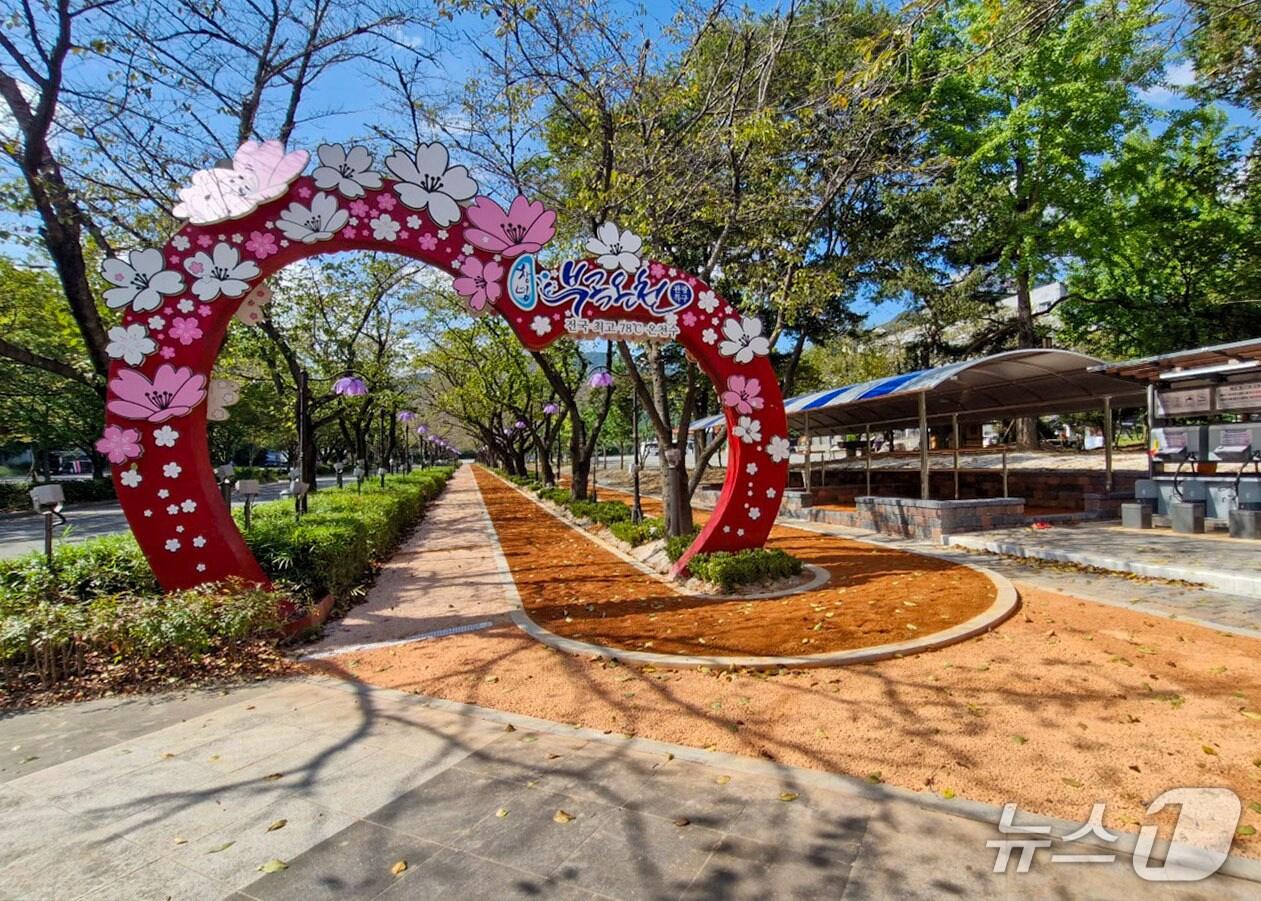 본문 이미지 - 창녕 부곡 온천 황톳길&#40;창녕군 제공. 재판매 및 DB금지&#41;.