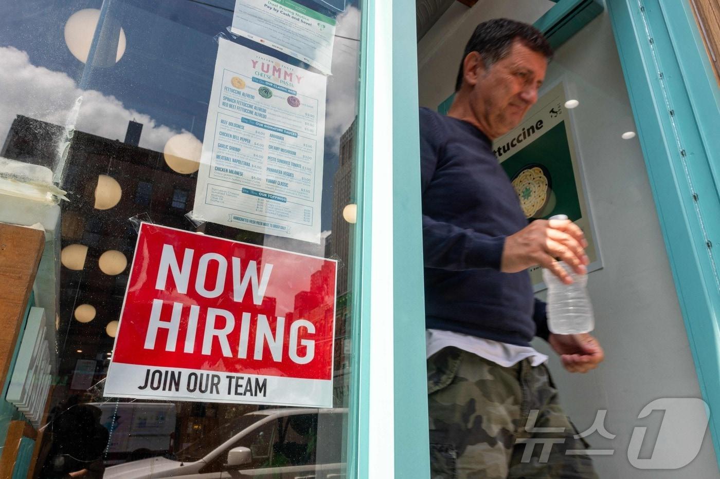 본문 이미지 - 뉴욕시 상점의  한 고용 광고. ⓒ AFP=뉴스1