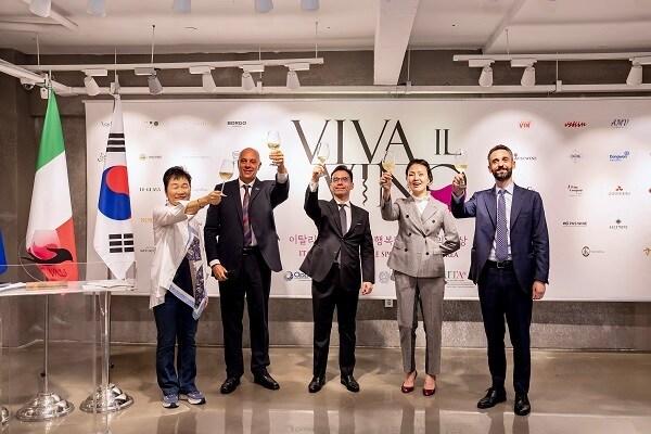 본문 이미지 - 왼쪽부터 이탈리아 와인 앰배서더 이인순 강사, 조르죠 마리아 카발리에리 정무참사 겸 공관차석, 이탈리아무역공사 페르디난도 구엘리 관장, 이탈리아무역공사 최경민 선임상무관, 빈첸조 타마린도 경제참사 / 사진 =이탈리아무역공사(ITA) 제공