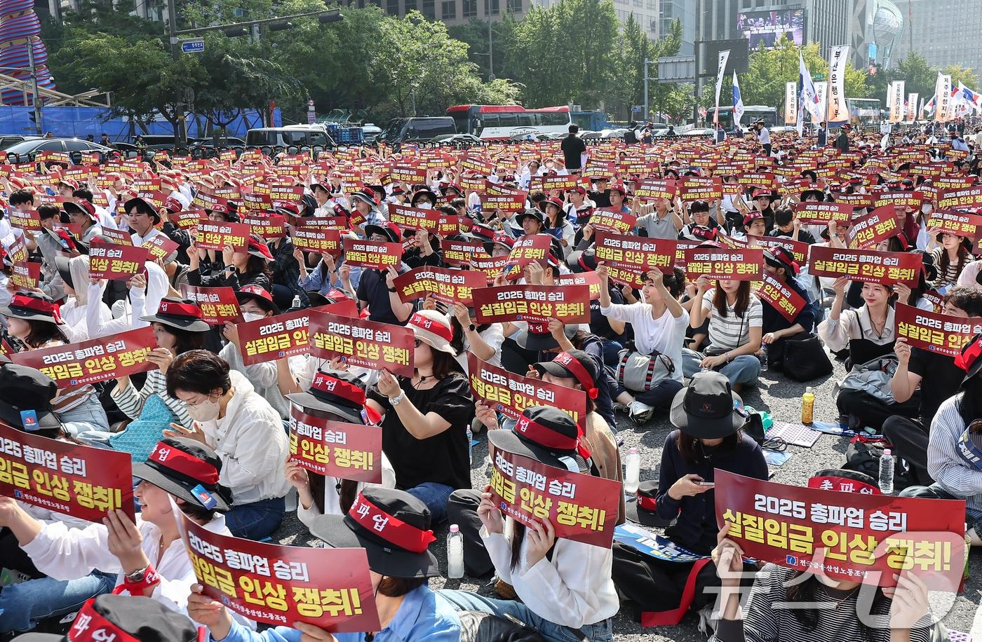 본문 이미지 - 전국금융산업노동조합 조합원들이 26일 서울 종로구 광화문네거리 인근에서 열린 총파업 대회에서 주 4.5일제, 임금인상 등을 촉구하며 구호를 외치고 있다. 2025.9.26 ⓒ 뉴스1 김도우 기자
