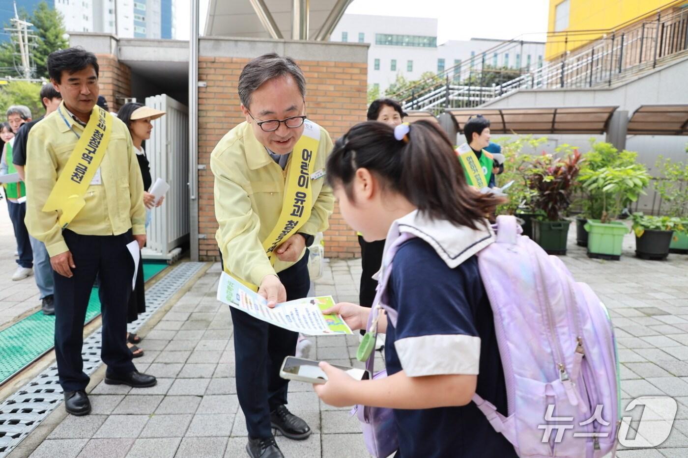 본문 이미지 - 유성훈 금천구청장이 지난 25일 금나래초등학교 앞에서 유괴 예방 안전 수칙을 홍보하고 있다.(금천구 제공)