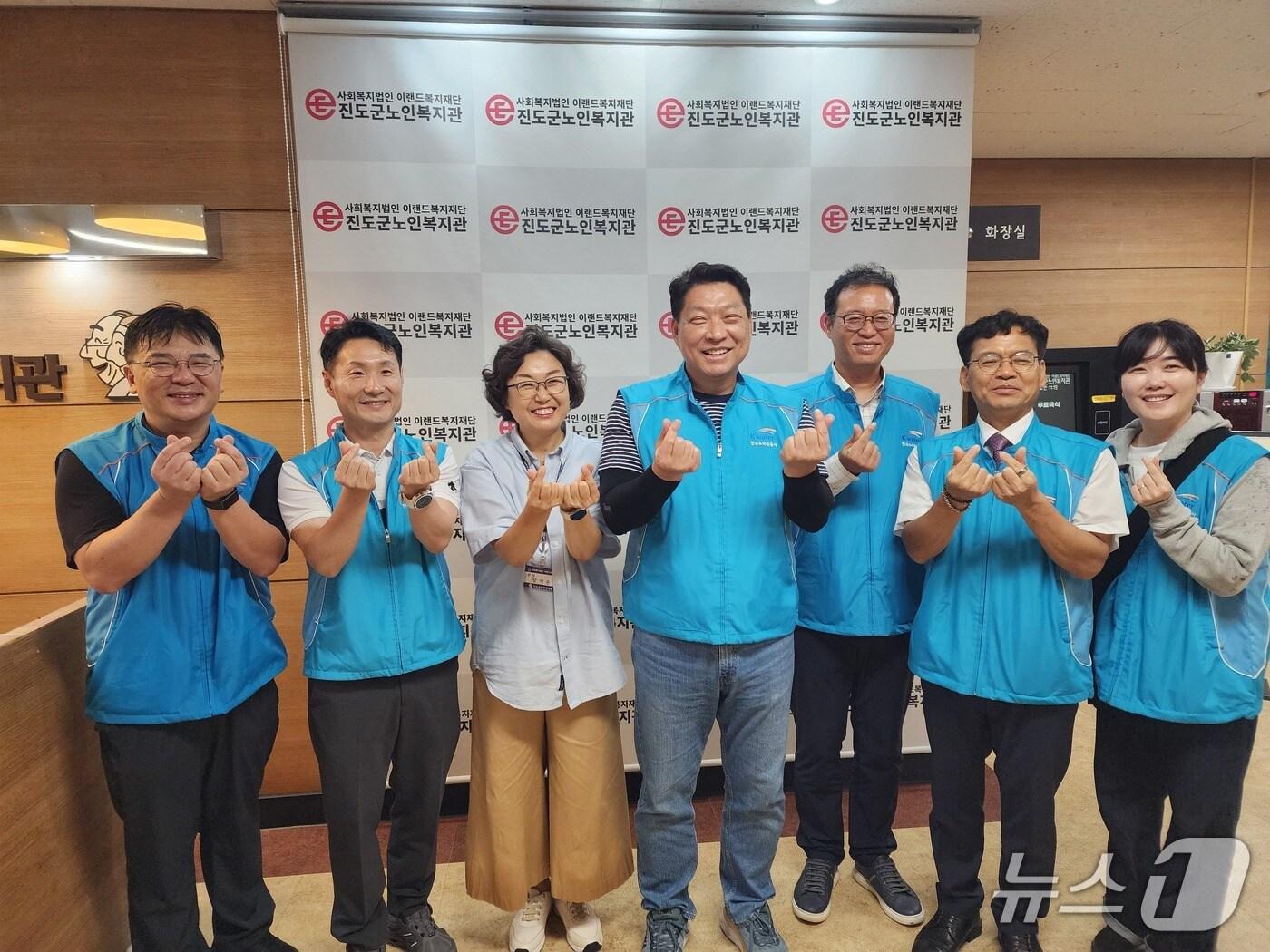 본문 이미지 - 한국수자원공사 영·섬 지역본부  임직원들이  진도군노인복지관을 찾아 배식 봉사활동을 한 뒤 기념사진을 찍고 있다.&#40;진도군노인복지관 제공, 재판매 및DB 금지&#41;/뉴스1 