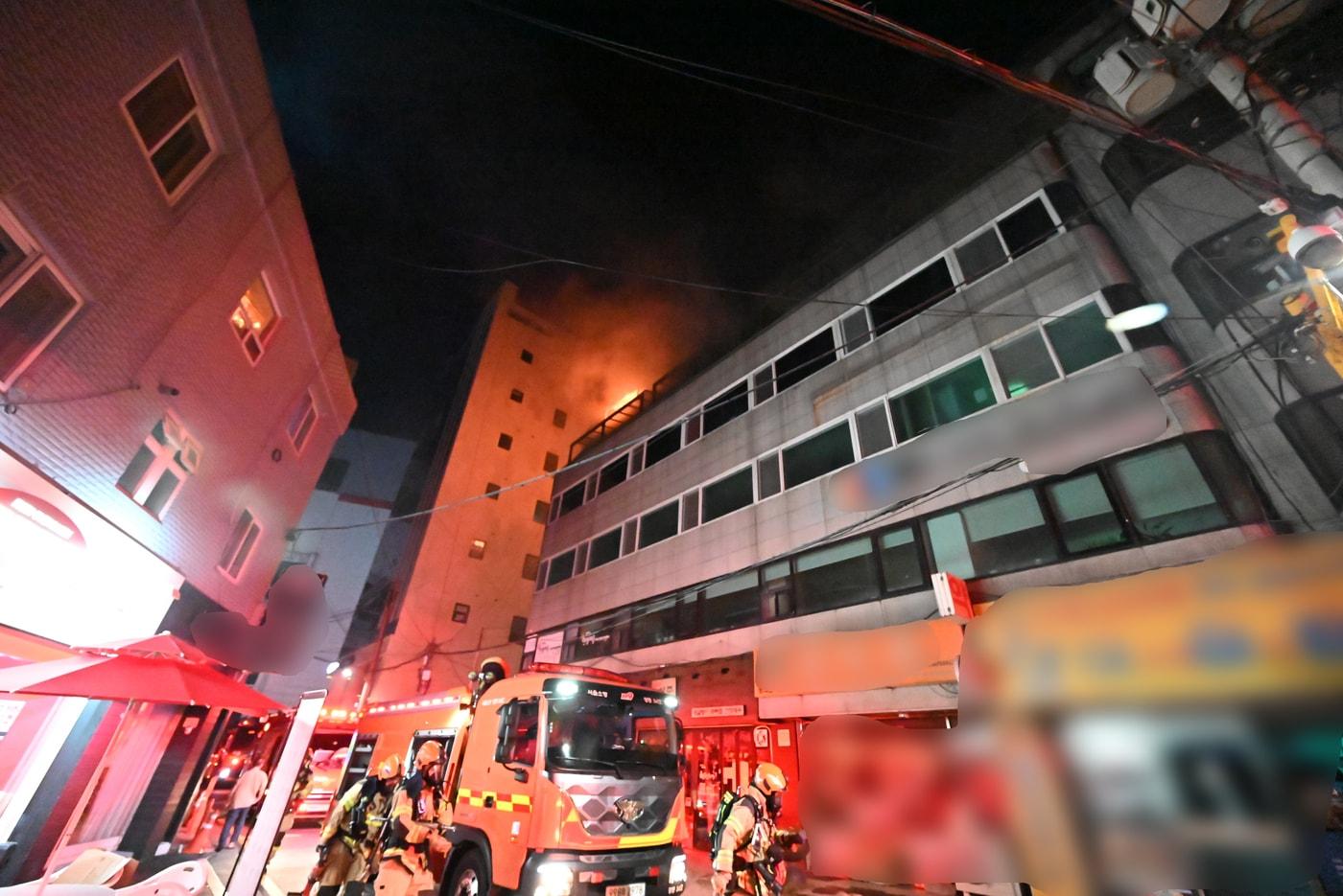 26일 오전 2시 45분쯤 발생한 서울 강동구 명일동 화재 현장.(강동소방서 제공)