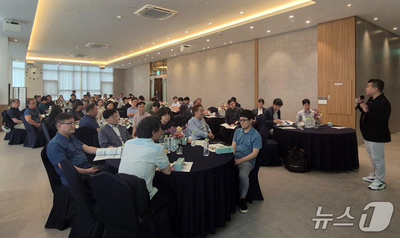 본문 이미지 - 지난 24일 부산시티호텔에서 BNK금융그룹 &#39;제2회 동남권 중소기업 ESG 인재양성 교육&#39;이 열리고 있다. &#40;BNK금융그룹 제공. 재판매 및 DB 금지&#41;