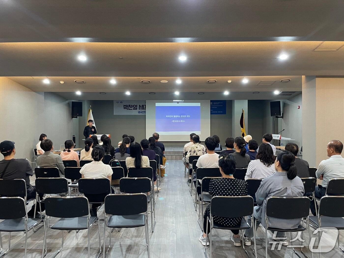 본문 이미지 -  박찬일 셰프의 특강 모습(양평군 제공. 재판매 및 DB 금지)/뉴스1