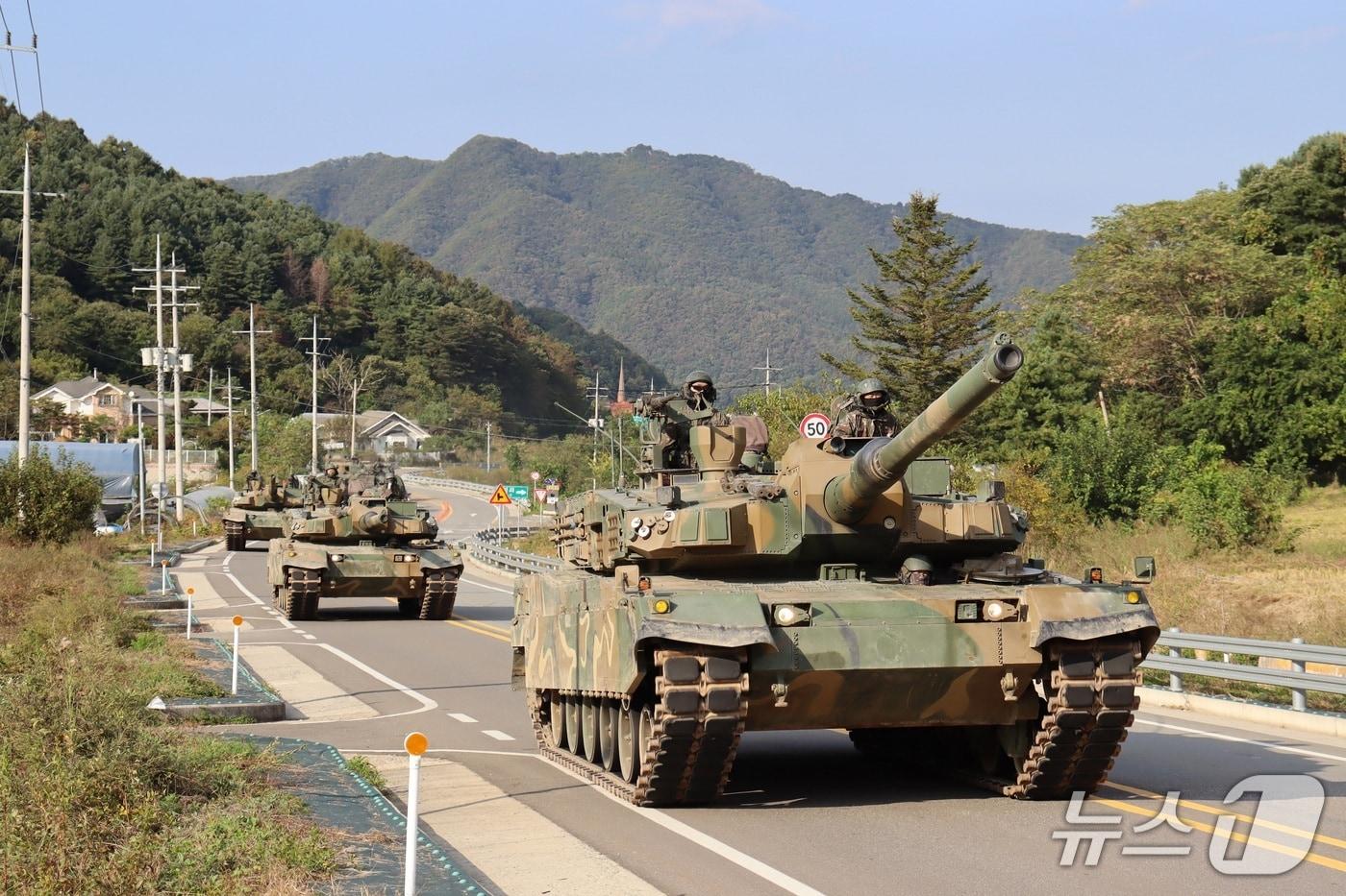 육군 제7기동군단이 지난해 실시한 대규모 기계화부대 기동훈련에서 K2전차가 도로기동을 하고 있다. &#40;7기동사단 제공. 재판매 및 DB 금지&#41;/뉴스1